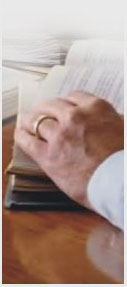 Hand auf Buchseite